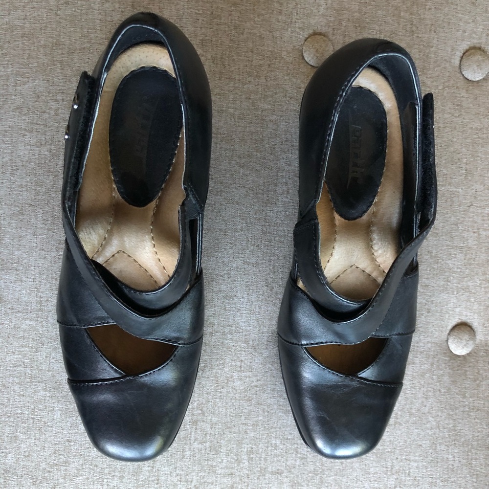 Earth Spindrift wedge shoes. Black Size 7.